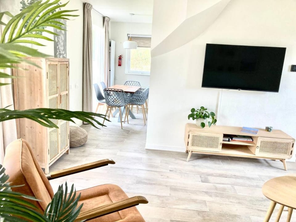 TV and multimedia, Living room, Seating area, Dining area