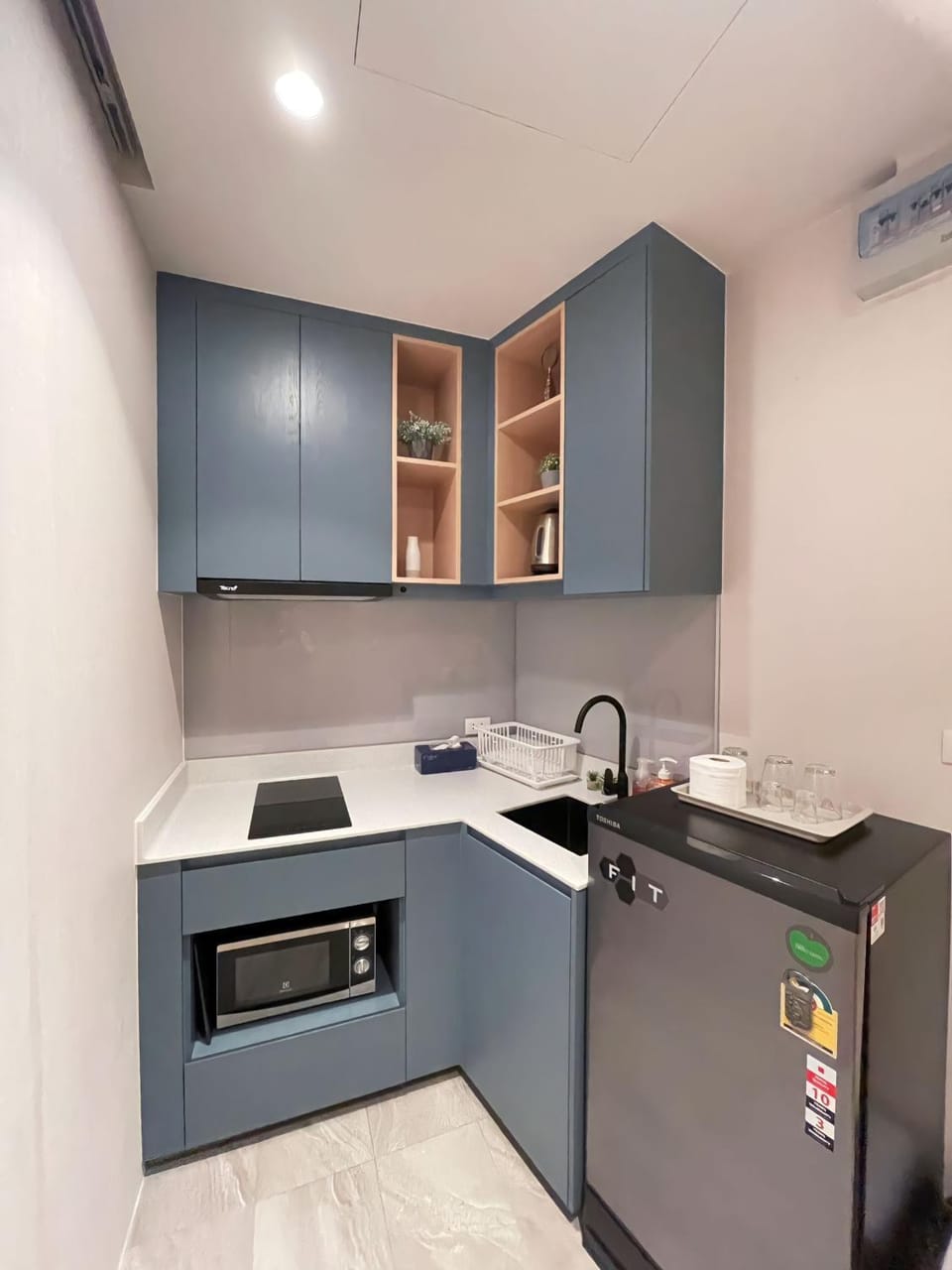 Kitchen or kitchenette, minibar, stove