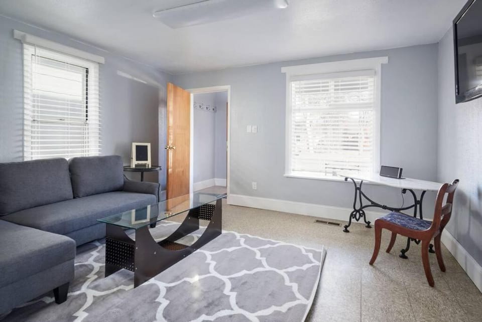 This little house close to hospital,downtown & CFD Apartment in Cheyenne