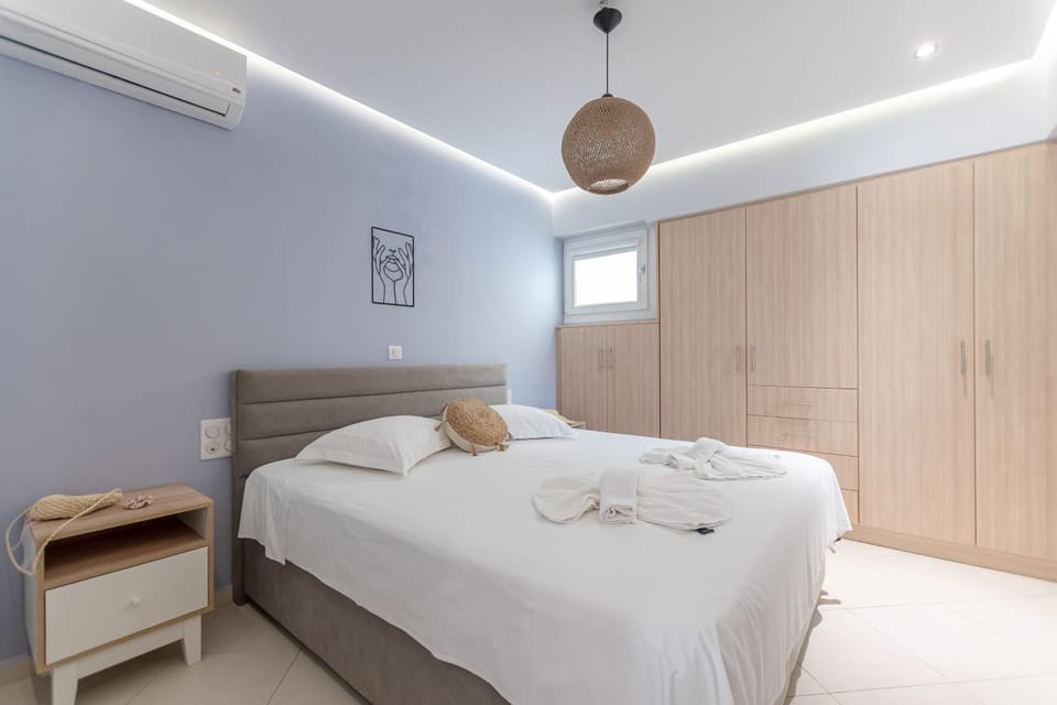 Bed, Photo of the whole room, Bedroom, towels, wardrobe, air conditioner