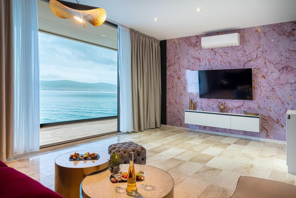 Communal lounge/ TV room, TV and multimedia, View (from property/room), Sea view