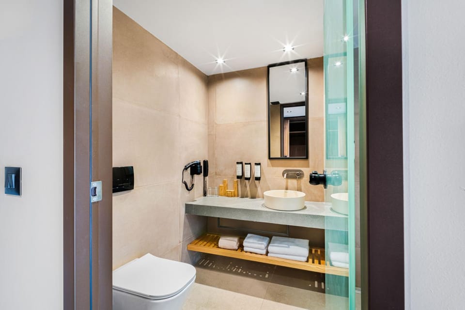 Toilet, towels