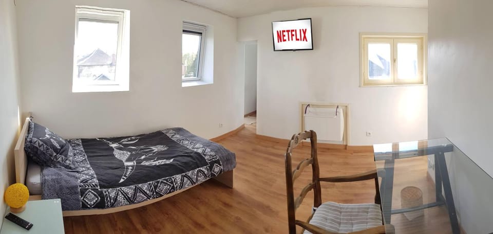 Bed, TV and multimedia, Seating area