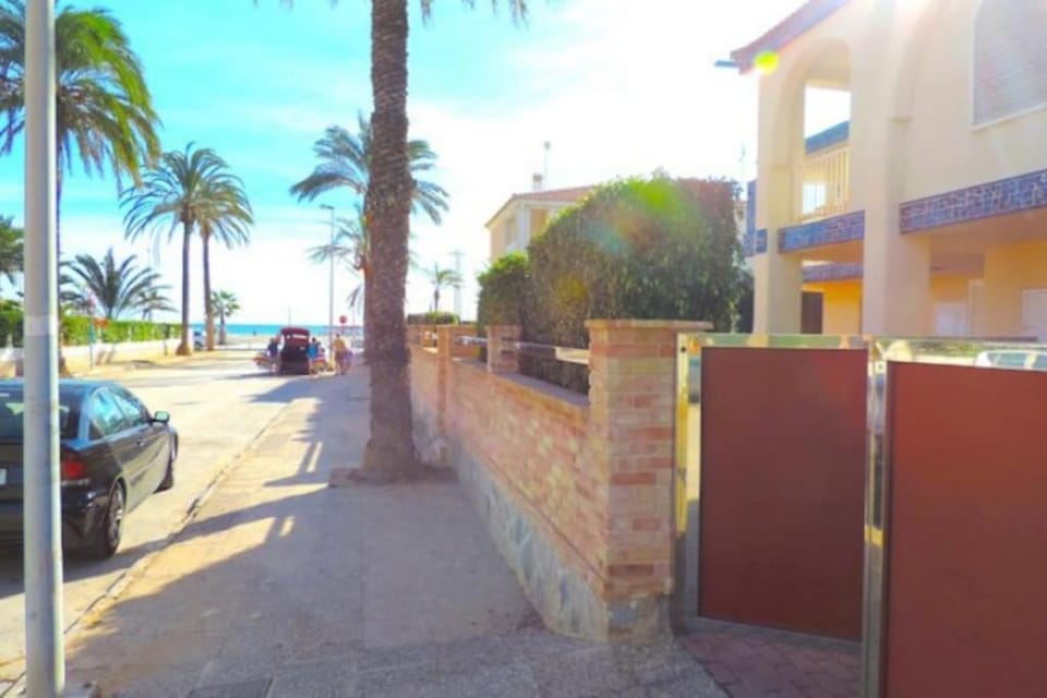 Property building, Lobby or reception, Sea view, Street view, Parking