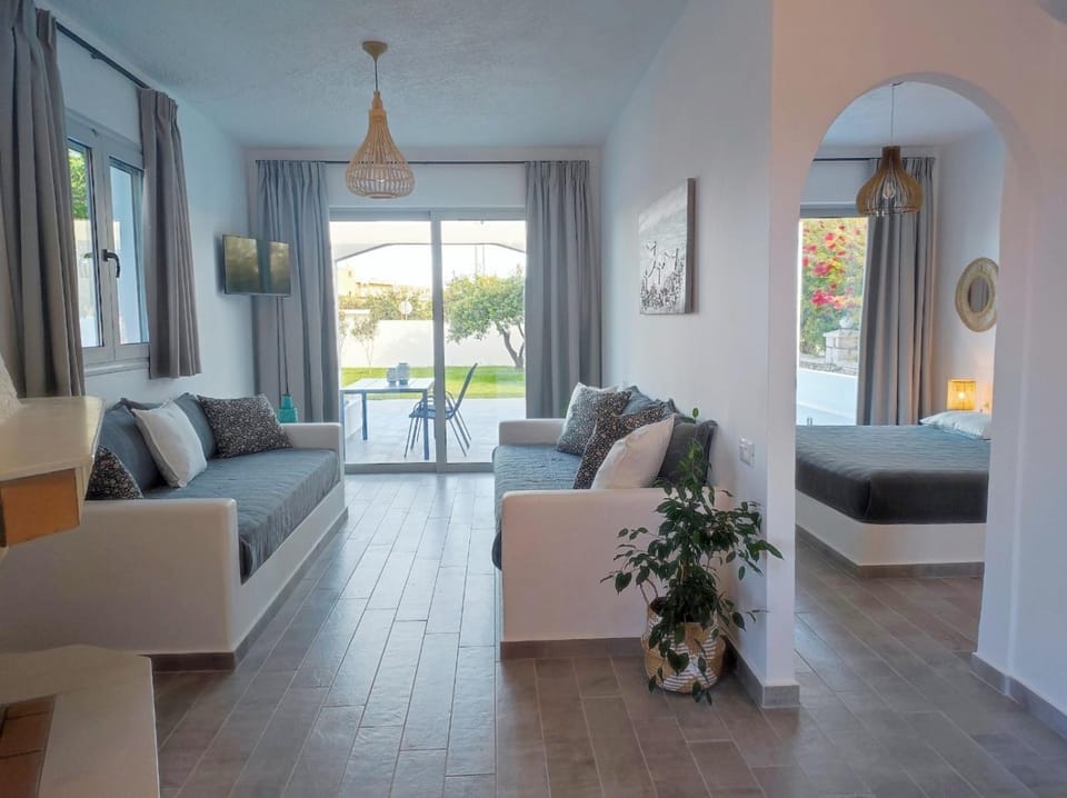 TV and multimedia, View (from property/room), Living room, Seating area, Bedroom, Garden view
