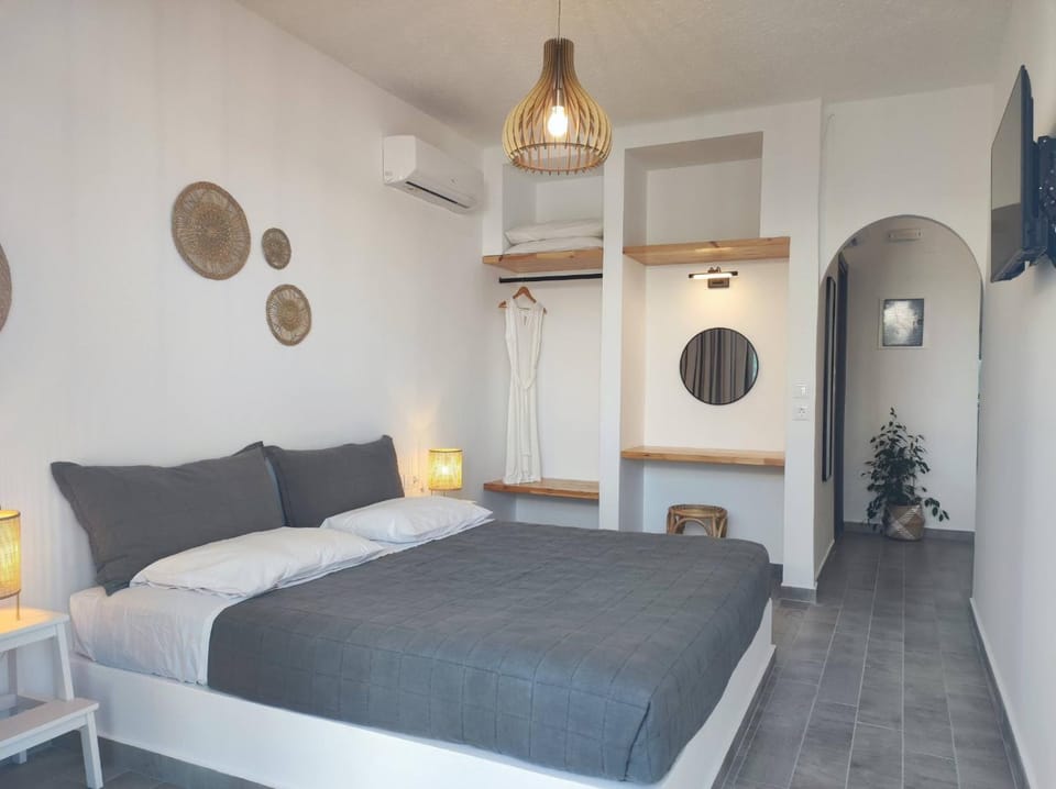 Bed, TV and multimedia, Bedroom, wardrobe