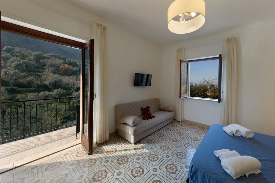 Natural landscape, Balcony/Terrace, Bedroom, Mountain view