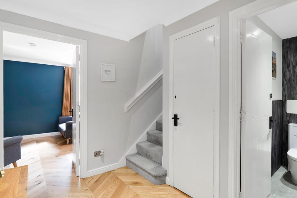 Spacious 4BR City Centre Apartment w/ Free Parking Apartment in Edinburgh
