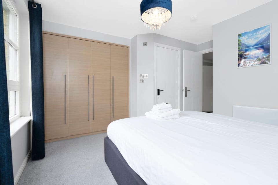 Spacious 4BR City Centre Apartment w/ Free Parking Apartment in Edinburgh
