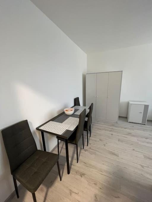 Seating area, Dining area, hair dresser