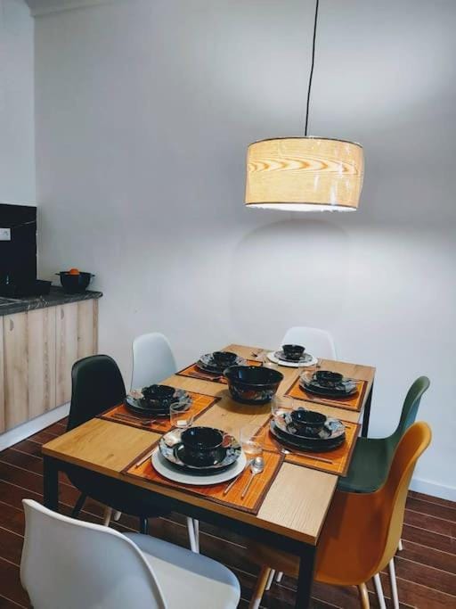 Kitchen or kitchenette, Dining area