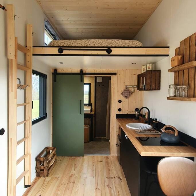 Kitchen or kitchenette, Dining area, stove