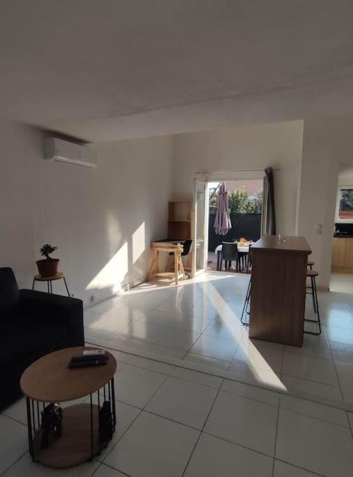 TV and multimedia, Living room, Seating area, air conditioner
