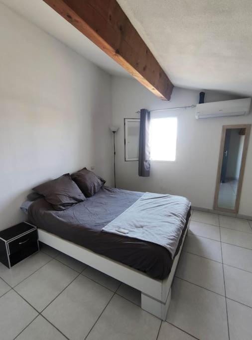 Photo of the whole room, Bedroom