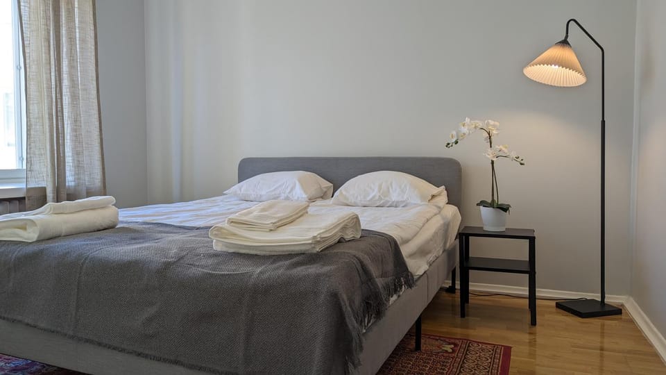 Bed, Bedroom, towels