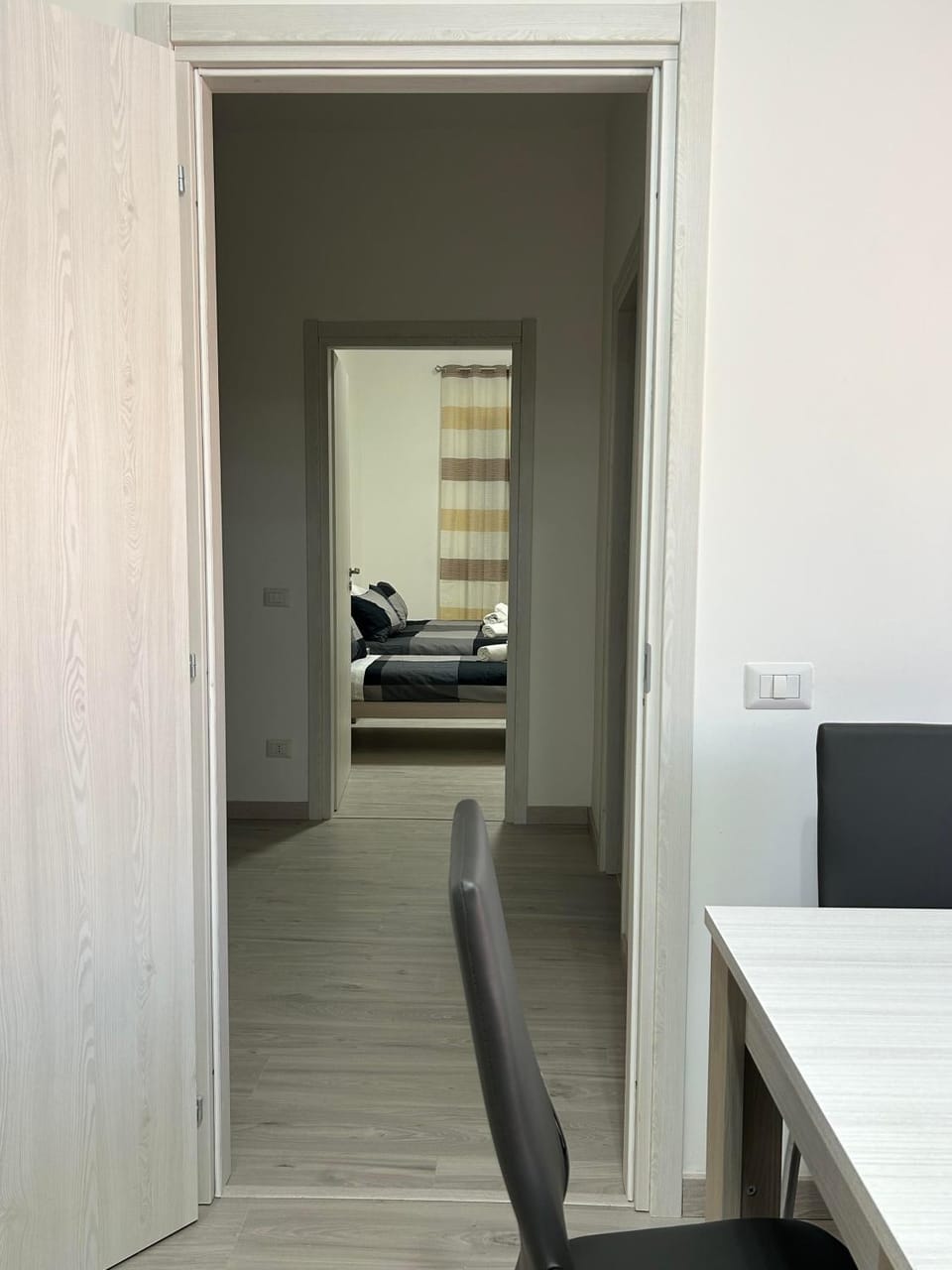 Photo of the whole room, Seating area