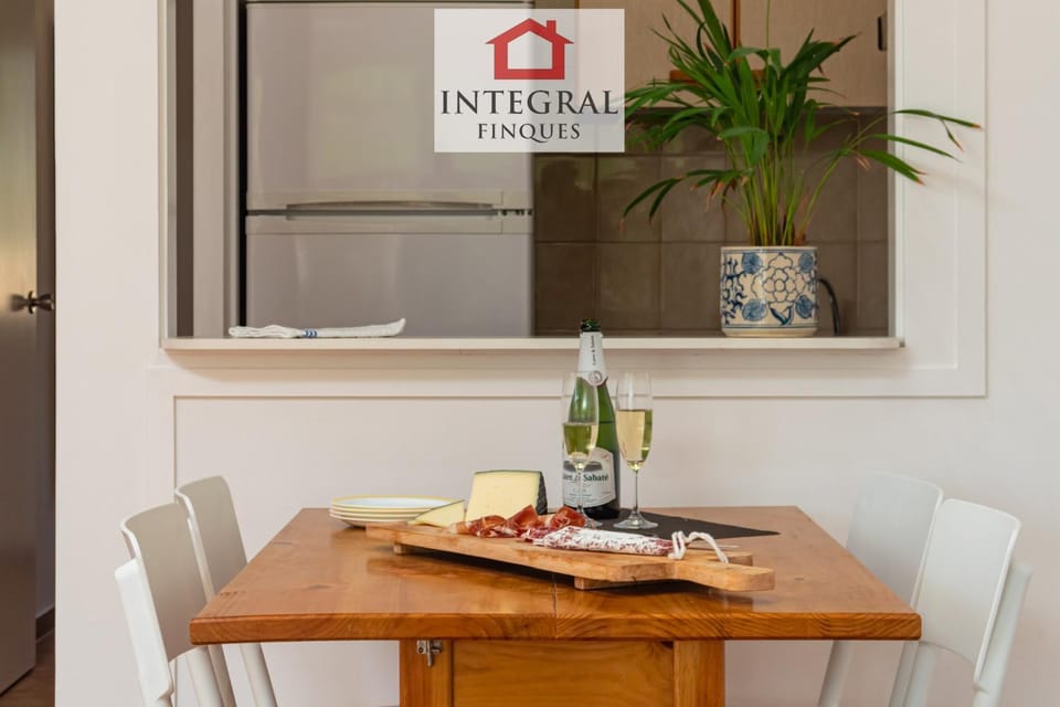Kitchen or kitchenette, Seating area, Dining area