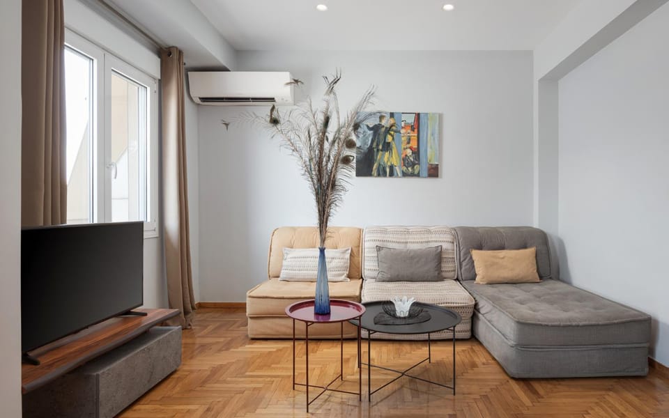 TV and multimedia, Living room, Seating area, air conditioner