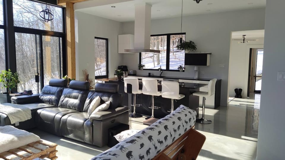 Restaurant/places to eat, Living room, Dining area, kitchen