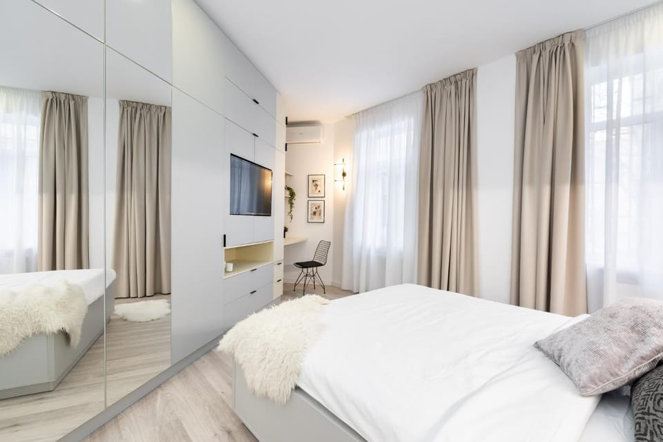 Bed, TV and multimedia, Photo of the whole room, Bedroom, towels