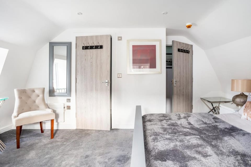 Bed, Seating area, Bedroom