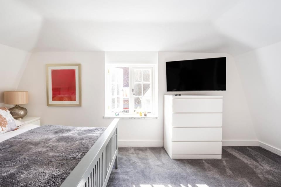 Bed, TV and multimedia