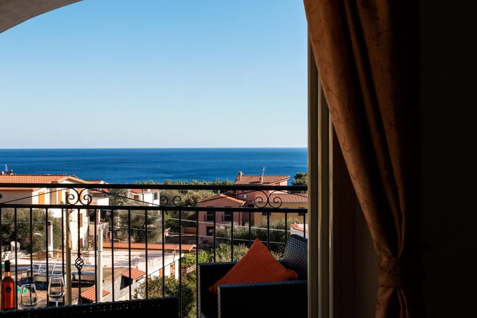 View (from property/room), Balcony/Terrace, City view, Sea view
