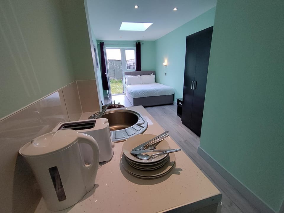 Bed, Bedroom, Garden view