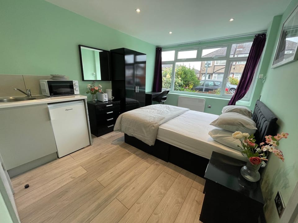 Bed, Photo of the whole room, Bedroom, minibar