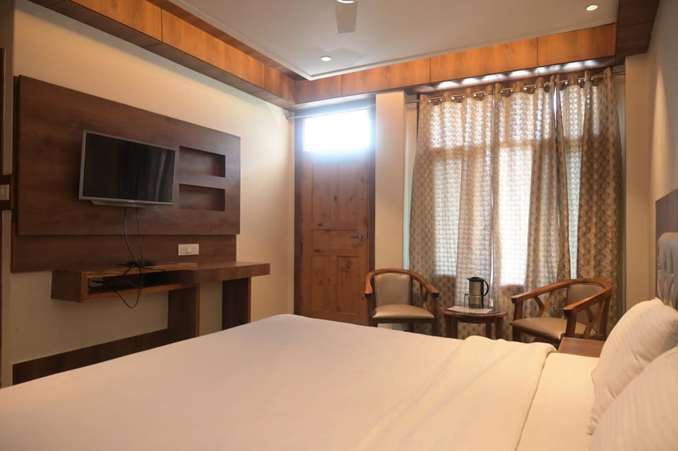hotel apple blossom 2 minutes walking from Mall road Bed and Breakfast in Manali