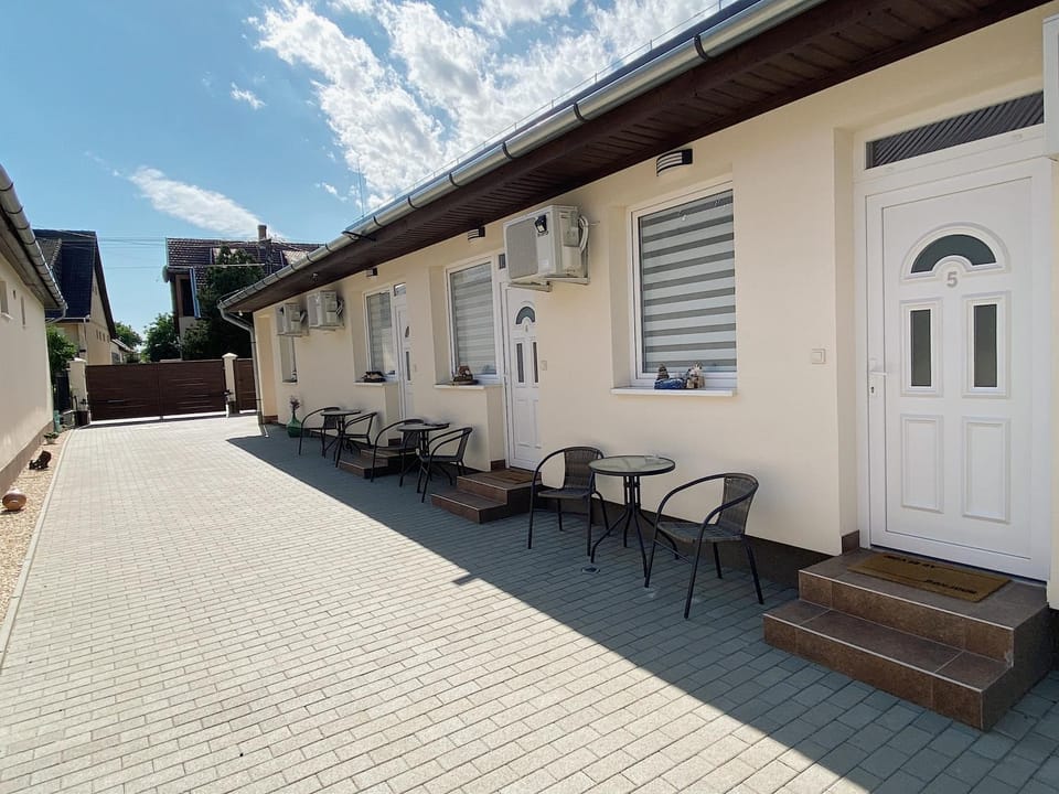 Property building, Day, Balcony/Terrace