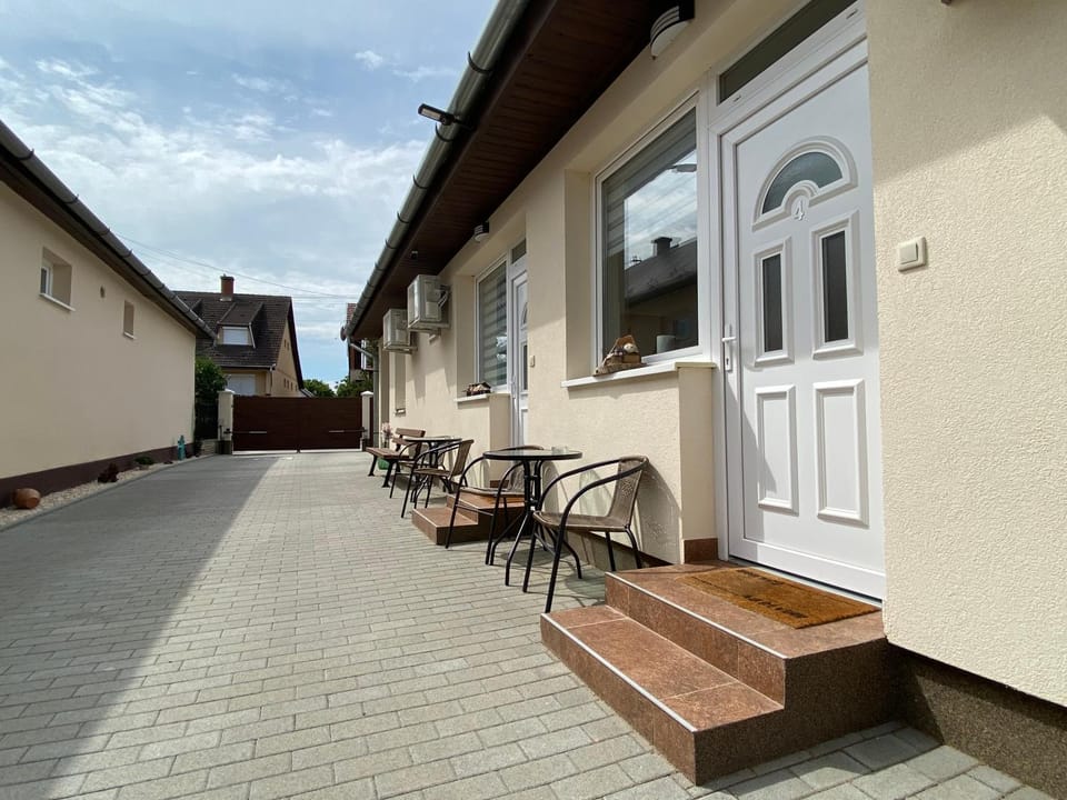 Property building, Day, Balcony/Terrace