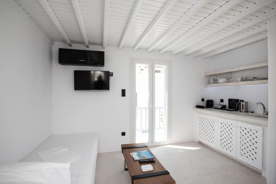 Bed, TV and multimedia, Coffee/tea facilities, Kitchen or kitchenette, Living room, Seating area