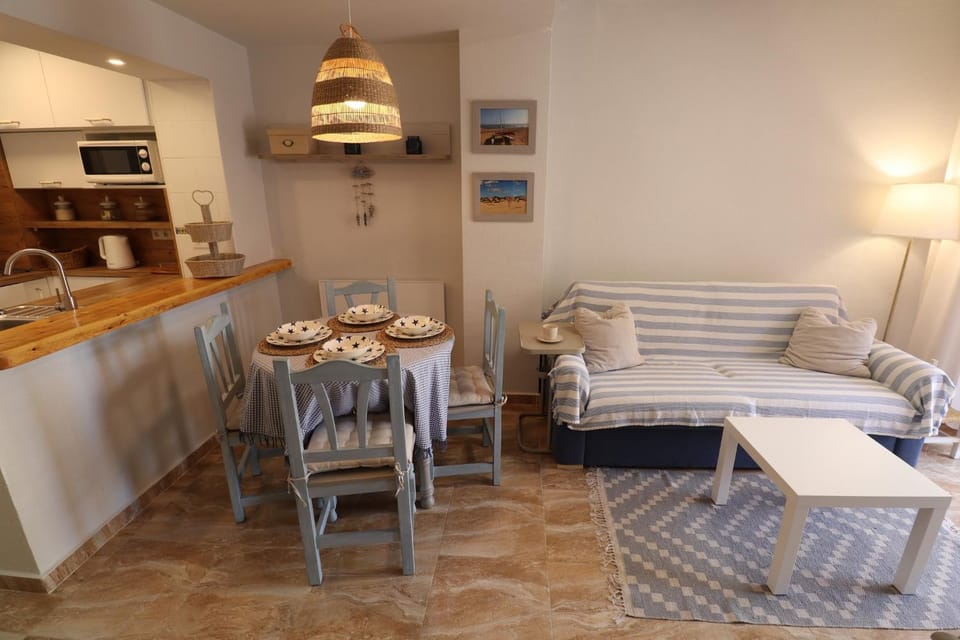 Kitchen or kitchenette, Living room, Seating area, Dining area