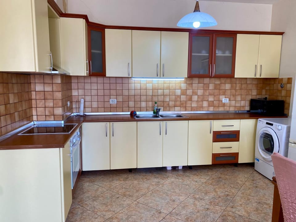 Kitchen or kitchenette, dishwasher, washing machine