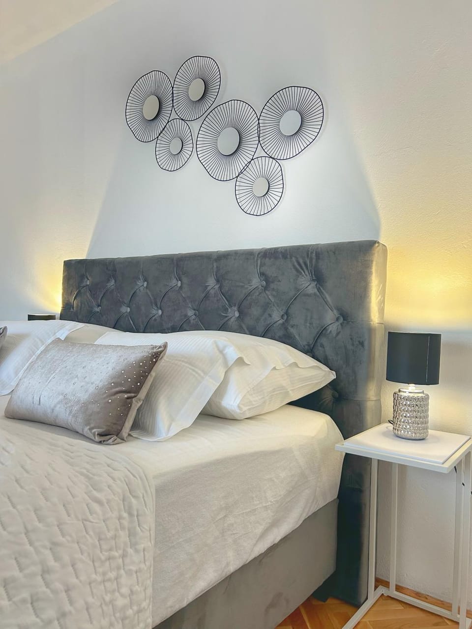 Bed, Photo of the whole room, Decorative detail, Decorative detail, Bedroom, hair dresser
