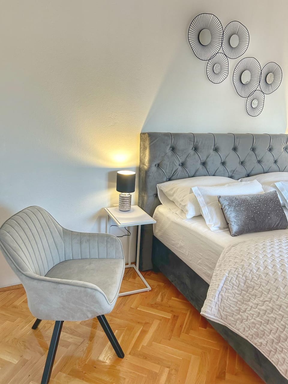 Bed, Photo of the whole room, Seating area, Bedroom