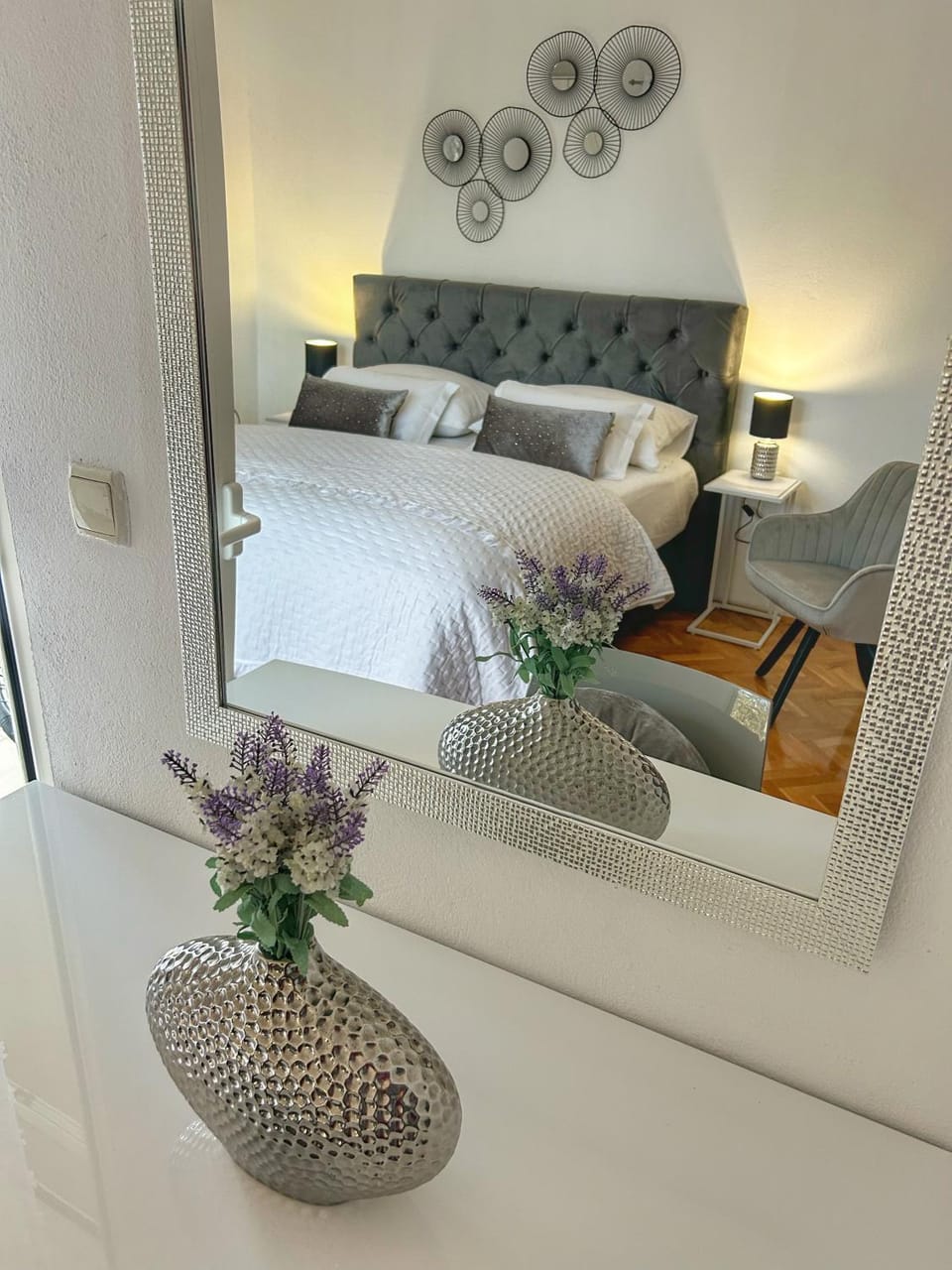 Bed, Photo of the whole room, Seating area, Bedroom