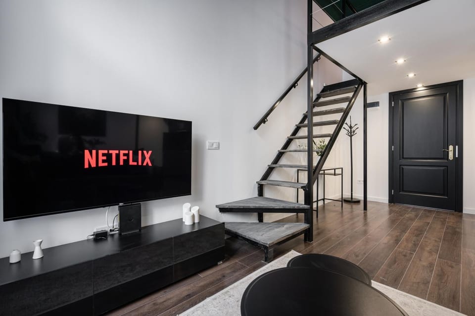 Communal lounge/ TV room, TV and multimedia, Living room, Evening entertainment, furniture, internet, air conditioner