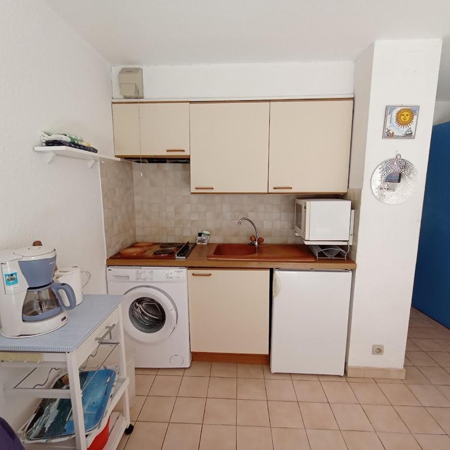 Coffee/tea facilities, Kitchen or kitchenette, microwave, stove, washing machine