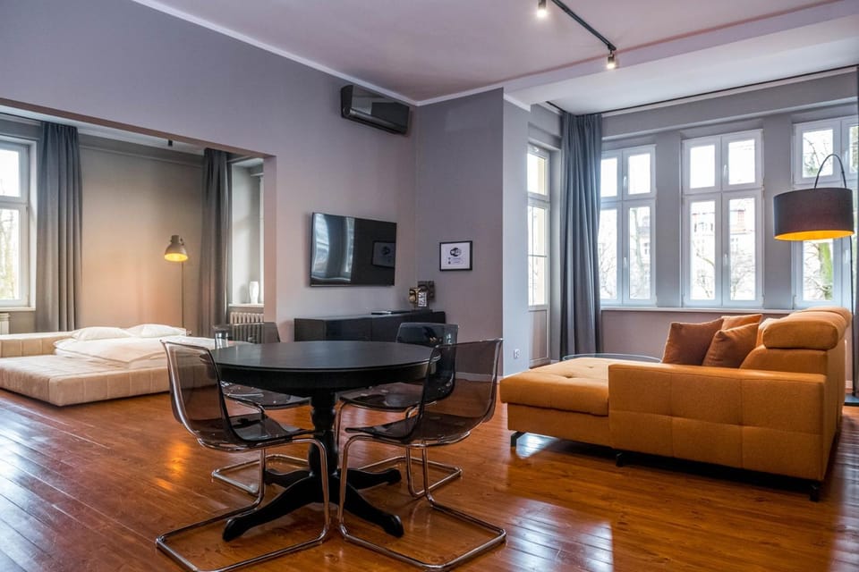 TV and multimedia, Living room, Seating area, Dining area, Evening entertainment, locker, air conditioner