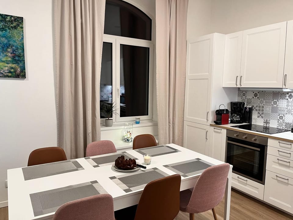 Coffee/tea facilities, Kitchen or kitchenette, Dining area, pet friendly, stove