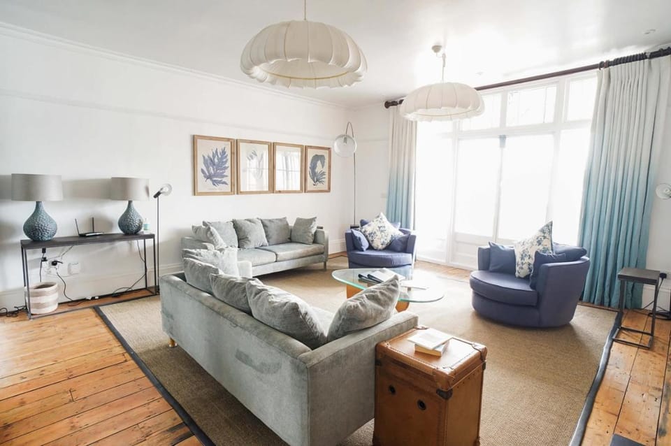 Woodyear House-4 Bath-Dog Friendly-Cowes-Sleeps 8 Apartment in England