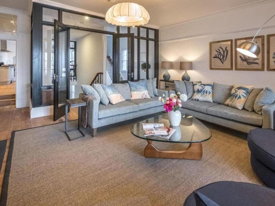 Woodyear House-4 Bath-Dog Friendly-Cowes-Sleeps 8 Apartment in England