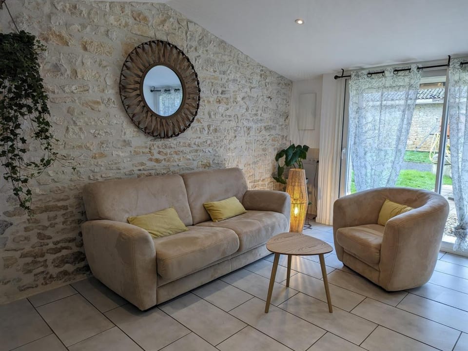 Maison charentaise avec piscine chauffée, jardin privé et proche commerces, idéale pour couples - FR-1-653-228 House in Nouvelle-Aquitaine