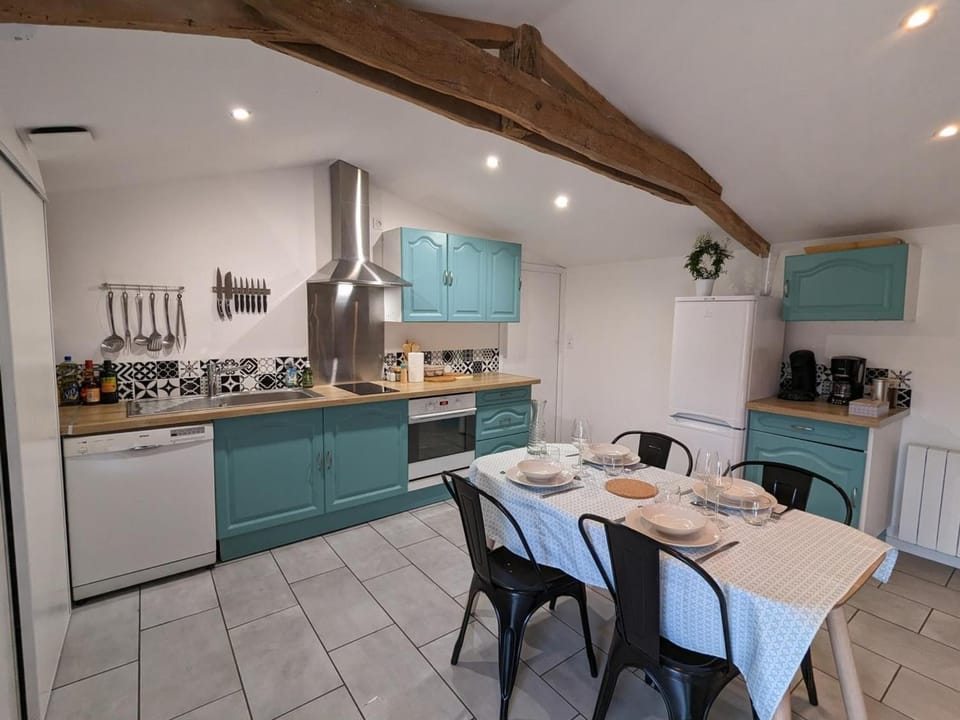 Maison charentaise avec piscine chauffée, jardin privé et proche commerces, idéale pour couples - FR-1-653-228 House in Nouvelle-Aquitaine