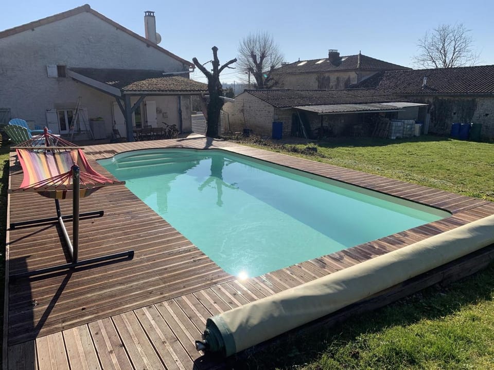 Maison charentaise avec piscine chauffée, jardin privé et proche commerces, idéale pour couples - FR-1-653-228 House in Nouvelle-Aquitaine