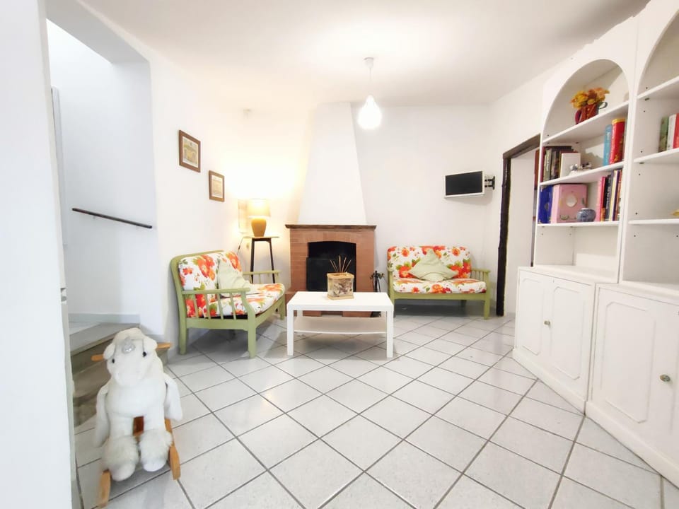 Bed, Library, TV and multimedia, Living room, Photo of the whole room, Seating area, Bedroom, Pets