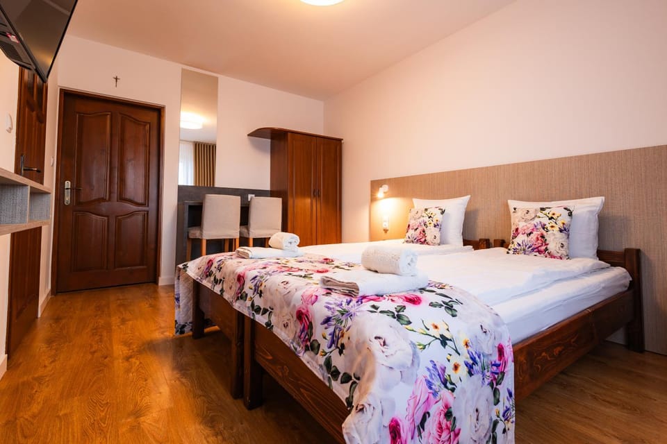 Bed, TV and multimedia, Photo of the whole room, Bedroom, towels, wardrobe
