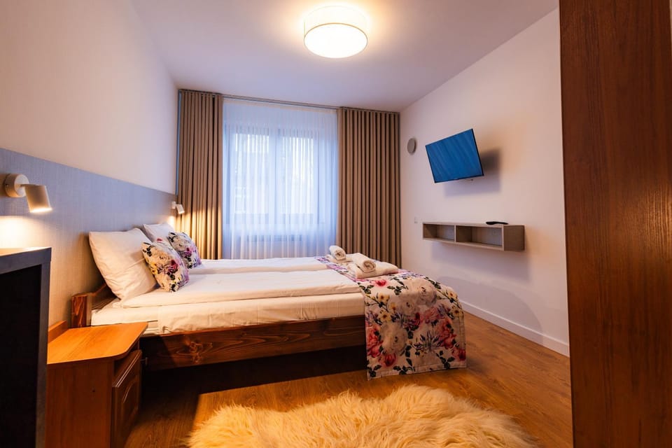 Bed, TV and multimedia, Photo of the whole room, Bedroom, towels